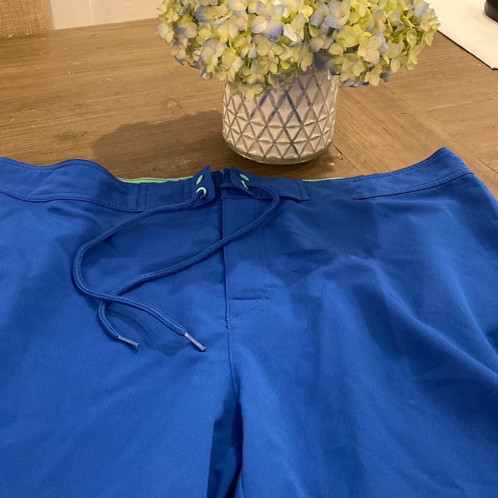 Men’s Vineyard Vines board shorts